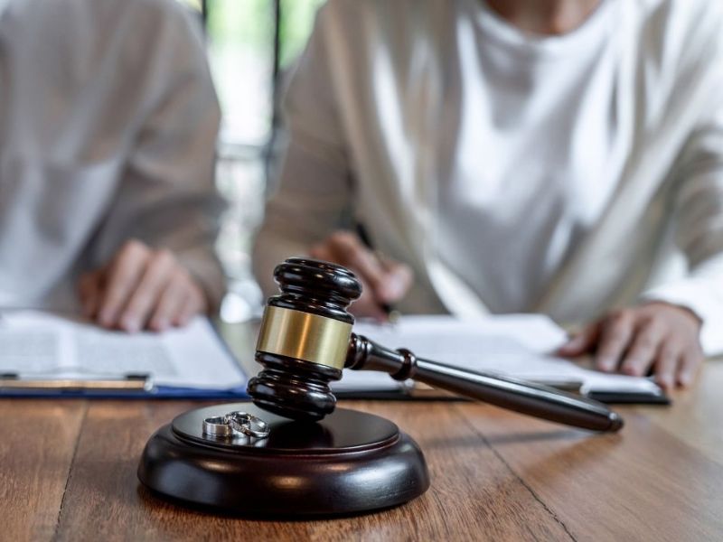 Từ khóa chính: các bước chuẩn bị hồ sơ ly hôn thuận tình tại quận Đông Anh thành phố Hà Nội Từ khóa phụ: Mẫu đơn ly hôn thuận tình tại quận Đông Anh thành phố Hà Nội, Ly hôn thuận tình tại quận Đông Anh thành phố Hà Nội Meta: Quy trình tiến hành các bước chuẩn bị hồ sơ ly hôn thuận tình tại quận Đông Anh thành phố Hà Nội cụ thể như thế nào? Cần chuẩn bị những gì để được tòa án chấp thuận? Click chuột để tìm hiểu.  Chi tiết các bước chuẩn bị hồ sơ ly hôn thuận tình tại quận Đông Anh thành phố Hà Nội từ A đến Z Các bước chuẩn bị hồ sơ ly hôn thuận tình tại quận Đông Anh thành phố Hà Nội cần phải khoa học thì mới có thể đẩy nhanh tiến độ. Bởi dễ hiểu khi bạn không hề có một quy trình cụ thể, chuẩn bị hồ sơ theo cách “được đến đâu hay đến đó” thì dần dần sẽ cảm thấy choáng ngợp bởi sự phức tạp, tạo áp lực lên bản thân. Thế nên ngay từ ban đầu, bạn sẽ cần có một quy trình chuẩn bị hồ sơ kỹ lưỡng, bài bản. Như vậy mới có thể chủ động trong mọi tình huống, hạn chế tối đa sai sót. Và trong hành trình này, Luật Toàn Cầu luôn sẵn sàng đồng hành cùng bạn.  1.	Cần chuẩn bị hồ sơ gì để thực hiện thủ tục ly hôn thuận tình tại quận Đông Anh thành phố Hà Nội? Trước khi tìm hiểu các bước chuẩn bị hồ sơ ly hôn thuận tình tại quận Đông Anh thành phố Hà Nội, chúng ta cần nắm rõ các loại giấy tờ cần thiết, bắt buộc phải nộp lên Tòa án phê duyệt. Theo quy định tại khoản 2 Điều 29 Bộ luật Tố tụng dân sự năm 2015 về yêu cầu công nhận thuận tình ly hôn, chia tài sản khi ly hôn được xác định là việc dân sự.    Hình 1. Các loại hồ sơ cần thiết khi ly hôn thuận tình theo quy định Do đó, để được Tòa án giải quyết theo thủ tục ly hôn thuận tình thì hai vợ chồng phải chuẩn bị các loại giấy tờ, hồ sơ cụ thể như sau: - Đơn yêu cầu công nhận thuận tình ly hôn; - Giấy chứng nhận đăng ký kết hôn (bản chính); - Sổ hộ khẩu (bản sao có chứng thực); - CMND/ Căn cước công dân/hộ chiếu (bản sao có chứng thực); - Các tài liệu, chứng cứ khác chứng minh tài sản chung như: Giấy chứng nhận quyền sử dụng đất, giấy chứng nhận quyền sở hữu nhà ở (sổ đỏ); đăng ký xe; sổ tiết kiệm… (bản sao); - Các tài liệu, chứng cứ, giấy tờ chứng minh về khoản nợ, nghĩa vụ tài sản của vợ chồng trong thời kỳ hôn nhân (bản sao); - Nếu hai bên đăng ký kết hôn theo pháp luật nước ngoài muốn ly hôn tại Việt Nam thì phải hợp thức lãnh sự giấy đăng ký kết hôn và làm thủ tục ghi chú vào sổ đăng ký tại Sở Tư pháp rồi mới nộp đơn và hồ sơ xin ly hôn; - Các giấy tờ, tài liệu khác (nếu có yêu cầu). 2.	Các bước chuẩn bị hồ sơ ly hôn thuận tình tại quận Đông Anh thành phố Hà Nội được tiến hành như thế nào? Các bước chuẩn bị hồ sơ ly hôn thuận tình tại quận Đông Anh thành phố Hà Nội đến được toà án xét duyệt sẽ cần tiến hành qua 5 bước cơ bản bao gồm:    Hình 2. Các bước chuẩn bị hồ sơ ly hôn thuận tình cụ thể, rõ ràng 2.1. Bước 1: Nộp hồ sơ giải quyết ly hôn thuận tình tại quận Đông Anh thành phố Hà Nội Theo quy định tại điểm h khoản 2 Điều 39 Bộ luật Tố tụng dân sự 2015 có nêu rõ:  “Tòa án nơi một trong các bên thuận tình ly hôn, thỏa thuận nuôi con, chia tài sản khi ly hôn cư trú, làm việc có thẩm quyền giải quyết yêu cầu công nhận thuận tình ly hôn, thỏa thuận nuôi con, chia tài sản khi ly hôn.” Do đó, đôi bên hoàn toàn có thể thỏa thuận địa điểm điểm nộp hồ sơ ly hôn phù hợp. Dựa trên tiêu chí đặt hoà bình lên đầu, vợ chồng nên trao đổi để lựa chọn đến địa chỉ Toà án thích hợp cũng như thuận tiện nhất cho cả hai.  Hồ sơ ly hôn thuận tình có thể nộp trực tiếp tại Tòa án hoặc qua đường Bưu điện.  2.2. Bước 2: Nhận thông báo tiếp nhận đơn, thông báo về án phí Sau khi hồ sơ đạt yêu cầu, trong thời hạn 03 ngày, Chánh án Tòa án sẽ phân công Thẩm phán chịu trách nhiệm giải quyết. Tiếp đến trong các bước chuẩn bị hồ sơ ly hôn thuận tình tại quận Đông Anh thành phố Hà Nội theo quy định của pháp luật, bạn sẽ nhận được thông báo nộp lệ phí trong vòng 5 ngày làm việc.   Hình 3. Quy trình ly hôn thuận tình gồm 5 bước cơ bản 2.3. Bước 3: Nộp tiền tạm ứng án phí Căn cứ vào thông báo của Toà án, đôi bên cần tiến hành nộp tiền tạm ứng lệ phí tại Chi cục thi hành án dân sự cấp quận/huyện và nộp lại biên lai nộp tiền cho Tòa án (Nếu TAND cấp tỉnh giải quyết thì nộp tại Cục thi hành án dân sự cấp tỉnh). 2.4. Bước 4: Tòa án chuẩn bị xét đơn yêu cầu và mở phiên họp công khai để giải quyết việc yêu cầu công nhận thuận tình ly hôn tại quận Đông Anh thành phố Hà Nội Sau khi đã hoàn tất các bước chuẩn bị hồ sơ ly hôn thuận tình tại quận Đông Anh thành phố Hà Nội cần thiết, bạn sẽ cần chờ đợi toà án xét duyệt đơn yêu cầu. Thời gian chuẩn bị xét đơn sẽ kéo dài khoảng 1 tháng kể từ ngày thụ lý. Trong thời gian này, toà án sẽ ra quyết định cũng như tiến hành mở phiên họp trong vòng 15 ngày kể từ ngày quyết định.    Hình 4. Các bước chuẩn bị hồ sơ ly hôn thuận tình cần thực hiện đúng để đảm bảo tiến độ Lúc này, thẩm phán sẽ tiến hành hòa giải để vợ chồng đoàn tụ, giải thích quyền, nghĩa vụ của vợ chồng, cha mẹ với con, về trách nhiệm cấp dưỡng… 2.5. Bước 5: Ra quyết định công nhận thuận tình ly hôn Nếu hoà giải thành công, vợ chồng sẽ đoàn tụ với nhau và Tòa án sẽ đình chỉ giải quyết yêu cầu ly hôn. Còn trong trường hợp giải quyết không thành, vợ chồng vẫn quyết định ly hôn thì toà án cũng sẽ chấp nhận thuận tình ly hôn, kết thúc tình trạng mối quan hệ cho cả đôi bên.  Hy vọng nội dung Luật Toàn Cầu trình bày trên đây có thể giúp bạn có thêm kinh nghiệm trong quá trình chuẩn bị các giấy tờ, thủ tục cần thiết, hạn chế phải sửa đi sửa lại tốn thời gian thậm chí còn bị Toà án từ chối hồ sơ. Ngoài ra, Luật Toàn Cầu với đội ngũ luật sư dày dặn kinh nghiệm đã trực tiếp tham gia vào nhiều vụ ly hôn khác nhau cũng luôn sẵn sàng hỗ trợ bạn 24/7. Liên hệ ngay qua số hotline để được tư vấn chi tiết hơn các bước chuẩn bị hồ sơ ly hôn thuận tình tại quận Đông Anh thành phố Hà Nội trong thời gian sớm nhất.  Quý khách có nhu cầu sử dụng dịch vụ luật sư ly hôn thuận tình, ly hôn đơn phương, ly hôn dành quyền nuôi con, ly hôn chia tài sản trọn gói tại quận Đông Anh thành phố Hà Nội , thành phố Thanh Hà Nội, quận Hoàng Mai, quận Đông Anh, Quận Hà Đông, quận Đống Đa, huyện Sóc Sơn, quận Bắc Từ Liêm, huyện Chương Mỹ, quận Long Biên ,huyện Ba Vì , Quận Hai Bà Trưng, quận Cầu Giấy, quận Thanh Xuân, huyện Gia Lâm, huyện Thanh Trì, huyện Thường Tín, huyện Hoài Đức , huyện Mê Linh, huyện Phú Xyên, huyện Thanh Oai,  quận nam Từ Liêm, quận Ba Đình, huyện Thạch Thất, huyện Ứng Hòa, huyện Mỹ Đức, huyện Quốc Oai , huyện Phúc Thọ, huyện Đan Phượng, quận Tây Hồ, thị xã Sơn Tây, quận Hoàn Kiếm khi ly hôn hãy nhấc máy gọi cho luật sư chúng tôi. Điện thoại: Luật sư Phạm Ngọc Trang Trang: 0901.258.509 Email: luatsuphamngoctrang@gmail.com