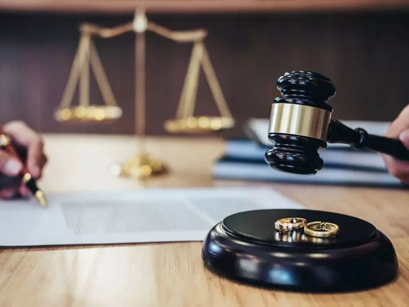 Từ khóa chính: phân chia tài sản khi đơn phương ly hôn tại Cầu Giấy thành phố Hà Nội Từ khóa phụ:ly hôn đơn phương tại Cầu Giấy thành phố Hà Nội có được chia tài sản không, ly hôn vắng mặt tại Cầu Giấy thành phố Hà Nội có được chia tài sản không, chồng không chịu chia tài sản, những trường hợp không được chia tài sản khi ly hôn đơn phương tại Cầu Giấy thành phố Hà Nội Meta: Phân chia tài sản khi đơn phương ly hôn tại Cầu Giấy thành phố Hà Nội là vấn đề nhạy cảm, đòi hỏi sự cân nhắc kỹ lưỡng và giải quyết một cách công bằng, hợp lý. Cùng tìm hiểu chi tiết nhé! Nguyên tắc và cách thức phân chia tài sản chung khi ly hôn đơn phương tại Cầu Giấy thành phố Hà Nội Phân chia tài sản khi đơn phương ly hôn tại Cầu Giấy thành phố Hà Nội là một vấn đề nhạy cảm, đòi hỏi sự cân nhắc kỹ lưỡng và giải quyết một cách công bằng, hợp lý. Luật pháp Việt Nam đã quy định rõ ràng các nguyên tắc để đảm bảo quyền lợi của cả hai bên. Vậy không biết người yêu cầu ly hôn đơn phương tại Cầu Giấy thành phố Hà Nội có được chia tài sản không? Để trả lời cho câu hỏi này, xin mời quý khách cùng tìm hiểu thông tin trong bài viết dưới đây. 1. Nguyên tắc phân chia tài sản khi đơn phương ly hôn tại Cầu Giấy thành phố Hà Nội Theo quy định tại Điều 59 Luật hôn nhân và gia đình 2014 về nguyên tắc giải quyết tài sản của vợ chồng khi ly hôn như sau: Trong trường hợp chế độ tài sản của vợ chồng theo luật định Khi tình yêu tan vỡ, việc phân chia tài sản khi đơn phương ly hôn tại Cầu Giấy thành phố Hà Nội trở thành một bài toán khó. Pháp luật, với vai trò là người điều hòa, đã thiết lập nguyên tắc ưu tiên cho sự thỏa thuận giữa vợ chồng. Hai người từng chung sống, cùng vun đắp nên gia đình, nay chia tay, thì việc tự thỏa thuận về cách chia tài sản là cách tôn trọng nhất sự tự do và trách nhiệm của mỗi cá nhân. Tuy nhiên, nếu không thể đạt được sự đồng thuận chẳng hạn như vợ/chồng không chịu chia tài sản tại Cầu Giấy thành phố Hà Nội, Tòa án giải quyết theo quy định tại các khoản 2, 3, 4 và 5 Điều này và tại các điều 60, 61, 62, 63 và 64 của Luật này.  hình 1 - Tư vấn nguyên tắc phân chia tài sản chung khi ly hôn đơn phương  Vậy ly hôn vắng mặt tại Cầu Giấy thành phố Hà Nội có được chia tài sản không? Câu trả lời là có. Các thủ tục, nguyên tắc phân chia tài sản ly hôn đơn phương vắng mặt vợ hoặc chồng vẫn được Tòa tiến hành giải quyết theo quy định hiện hành của Bộ luật Tố tụng Dân sự 2015. Nguyên tắc chia đôi Tài sản chung của vợ chồng được chia đôi nhưng có tính đến các yếu tố sau đây: ●	Hoàn cảnh của gia đình và của vợ, chồng; ●	Công sức đóng góp của vợ, chồng vào việc tạo lập, duy trì và phát triển khối tài sản chung. Lao động của vợ, chồng trong gia đình được coi như lao động có thu nhập; ●	Bảo vệ lợi ích chính đáng của mỗi bên trong sản xuất, kinh doanh và nghề nghiệp để các bên có điều kiện tiếp tục lao động tạo thu nhập; ●	Lỗi của mỗi bên trong vi phạm quyền, nghĩa vụ của vợ chồng. Nguyên tắc chia đôi tài sản khi ly hôn có thể hiểu một cách đơn giản là mỗi bên được sở hữu một nửa (½) giá trị tài sản có được trong thời kỳ hôn nhân. Tuy vậy, trong quá trình thẩm định sẽ còn dựa vào một số yếu tố khác như hoàn cảnh riêng của mỗi bên, công sức lao động đóng góp, sai sót của vợ, chồng… Nghĩa là, không phải trường hợp nào cũng áp dụng chia đôi 50/50 giá trị tài sản mà có thể linh hoạt hơn theo tình huống thực tế. Có rất nhiều trường hợp đặc biệt khối tài sản tạo lập được chia theo tỷ lệ 70:30 hay 80:20 vẫn được xem là hợp pháp và đúng với quy định.  hình 2 - Nguyên tắc chia đôi tài sản khi ly hôn Nguyên tắc phân chia tài sản tại Cầu Giấy thành phố Hà Nội chung bằng hiện vật Với nguyên tắc phân chia tài sản khi đơn phương ly hôn tại Cầu Giấy thành phố Hà Nội này, pháp luật sẽ ưu tiên phân chia các tài sản bằng hiện vật trước. Tuy nhiên, trong trường hợp không thể chia bằng hiện vật, việc định giá tài sản và chia theo giá trị sẽ được áp dụng. Điều quan trọng là việc định giá phải được thực hiện một cách khách quan, công bằng, dựa trên giá trị thị trường của tài sản tại thời điểm chia. Bên nào nhận được phần tài sản có giá trị lớn hơn sẽ phải bù lại cho bên còn lại phần chênh lệch. Nguyên tắc này nhằm đảm bảo rằng cả hai bên đều được chia phần tài sản tương xứng với giá trị đóng góp của mình. Nguyên tắc tài sản riêng của ai thuộc sở hữu của người đó Tài sản riêng và tài sản chung là hai khái niệm khác nhau, cần được phân định rõ ràng.Tài sản riêng là tài sản mà mỗi người sở hữu trước khi kết hôn hoặc tài sản được thừa kế, tặng cho trong thời gian hôn nhân. Tuy nhiên, trong quá trình chung sống, tài sản riêng có thể được kết hợp với tài sản chung. Khi ly hôn, phần giá trị tài sản riêng đã được góp vào tài sản chung sẽ được tính toán và chia sẻ một cách công bằng. Bên không nhận tài sản sẽ được bên còn lại thanh toán phần giá trị mà mình đã đóng góp vào để tạo lập nên khối tài sản đó.  hình 3 - Tìm hiểu nguyên tắc phân chia tài sản ly hôn đơn phương theo quy định hiện nay 2. Các trường hợp giải quyết ly hôn đơn phương tại Cầu Giấy thành phố Hà Nội Để đảm bảo sự công bằng và minh bạch, pháp luật đã đưa ra những quy định cụ thể về việc giải quyết ly hôn, đặc biệt là trong trường hợp một trong hai bên đơn phương yêu cầu ly hôn. Trường hợp 1: Nếu trước khi đăng ký kết hôn vợ chồng cùng nhau lập một thỏa thuận về chế độ tài sản trong thời kỳ hôn nhân thì khi tiến hành ly hôn việc chia tài sản của vợ chồng sẽ được áp dụng theo thỏa thuận đó. Trường hợp thỏa thuận không đầy đủ, rõ ràng thì áp dụng các quy định tương ứng của luật định để chia. Đây cũng là một trong những trường hợp không được chia tài sản khi ly hôn đơn phương tại Cầu Giấy thành phố Hà Nội mà vợ/chống cần lưu ý.  hình 4 - Tòa án nhân dân là cơ quan thẩm quyền giải quyết phân chia tài sản ly hôn đơn phương Trường hợp 2: Nếu trước khi kết hôn hai vợ chồng không lập bất kỳ một thỏa thuận nào về chế độ tài sản vợ chồng thì khi ly hôn vợ, chồng có quyền thỏa thuận với nhau việc phân chia tài sản, nếu không thỏa thuận được vợ, chồng có quyền yêu cầu Tòa án giải quyết chia tài sản. Trên đây là giải đáp pháp lý của Luật Toàn Cầu về nguyên tắc phân chia tài sản khi đơn phương ly hôn tại Cầu Giấy thành phố Hà Nội. Nếu Quý khách hàng có bất kỳ thắc mắc hoặc cần hỗ trợ pháp lý khác, vui lòng liên hệ với chúng tôi qua thông tin sau để được giải đáp. Quý khách có nhu cầu sử dụng dịch vụ luật sư ly hôn thuận tình, ly hôn đơn phương, ly hôn dành quyền nuôi con, ly hôn chia tài sản trọn gói tại Cầu Giấy thành phố Hà Nội , thành phố Thanh Hóa, thị xã Nghi Sơn, huyện Hoằng Hóa, huyện Thọ Xuân, huyện Triệu Sơn, huyện Quảng Xương, huyện Nông Cống, huyện Hậu Lộc, huyện Yên Định, huyện Thiệu Hóa, huyện Thạch Thành, huyện Nga Sơn, huyện Ngọc Lặc, huyện Hà Trung, huyện Cẩm thủy, thành phố Sầm Sơn, huyện Bá Thước, huyện Như Thanh, huyện Thường Xuân, huyện Vĩnh Lộc, huyện Như Xuân, thị xã Bỉm Sơn, huyện Lang Chánh, huyện Quan Hóa,  huyện Quan Sơn, huyện Mường Lát khi ly hôn hãy nhấc máy gọi cho luật sư chúng tôi. Điện thoại: Luật sư Phạm Ngọc Trang Trang: 0901.258.509 Email: luatsuphamngoctrang@gmail.com Website: luatsumiennam.vn