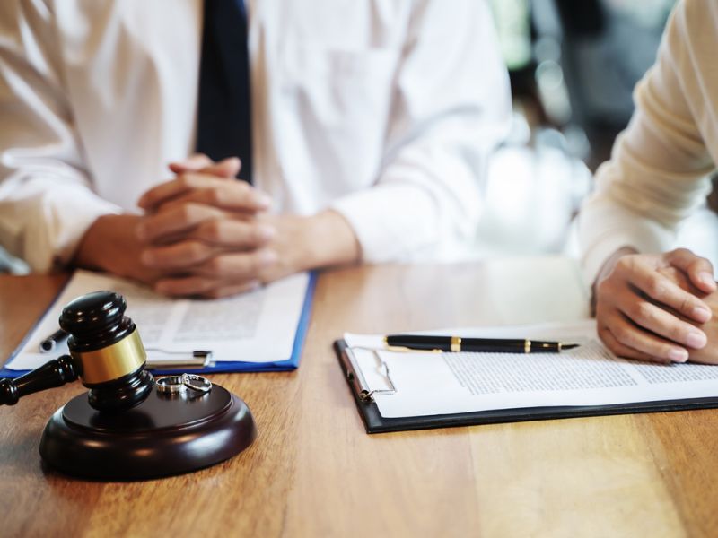 Điều kiện và thủ tục thực hiện ly hôn đơn phương tại quận Hoàng Mai thành phố Hà Nội từ khóa chính: điều kiện ly hôn đơn phương tại quận Hoàng Mai thành phố Hà Nội từ khóa phụ: điều kiện ly hôn đơn phương tại quận Hoàng Mai thành phố Hà Nội theo pháp luật, điều kiện được ly hôn đơn phương tại quận Hoàng Mai thành phố Hà Nội theo pháp luật, ly hôn đơn phương tại quận Hoàng Mai thành phố Hà Nội cần những điều kiện gì Meta: Điều kiện ly hôn đơn phương tại quận Hoàng Mai thành phố Hà Nội được quy định rõ ràng trong luật pháp, nhằm bảo vệ quyền lợi của cả hai bên. Cùng Luật Toàn Cầu tìm hiểu chi tiết ngay nhé! Điều kiện và thủ tục thực hiện ly hôn đơn phương tại quận Hoàng Mai thành phố Hà Nội Điều kiện ly hôn đơn phương tại quận Hoàng Mai thành phố Hà Nội được quy định rõ ràng trong luật pháp, nhằm bảo vệ quyền lợi của cả hai bên. Việc hiểu rõ những quy định này sẽ giúp bạn đưa ra quyết định đúng đắn và tránh những rắc rối pháp lý không đáng có. Cùng Luật Toàn Cầu tìm hiểu chi tiết về điều kiện và thủ tục thực hiện ly hôn đơn phương ngay dưới đây nhé! 1. Quy định về điều kiện để được giải quyết ly hôn đơn phương tại quận Hoàng Mai thành phố Hà Nội Ly hôn là một cái kết buồn của hôn nhân mà không ai mong muốn. Tuy nhiên, trong nhiều trường hợp ly hôn lại là sự lựa chọn duy nhất và tốt nhất cho những người trong cuộc. Vậy ly hôn đơn phương tại quận Hoàng Mai thành phố Hà Nội cần những điều kiện gì? Trên cơ sở Luật hôn nhân và gia đình 2014 tại Điều 56, điều kiện ly hôn đơn phương tại quận Hoàng Mai thành phố Hà Nội đã được quy định cụ thể như sau:    Hình1 - Quy định về điều kiện để được giải quyết ly hôn đơn phương Bạo lực gia đình Theo quy định của pháp luật, hành vi bạo lực gia đình là một trong những căn cứ quan trọng để yêu cầu ly hôn đơn phương. Bạo lực không chỉ dừng lại ở thể xác mà còn bao gồm cả bạo lực tinh thần, kinh tế, và tình dục. Khi một người phải sống trong nỗi sợ hãi, liên tục bị tổn thương, cả về thể xác lẫn tinh thần, thì việc duy trì cuộc hôn nhân trở nên vô nghĩa.  Vi phạm nghiêm trọng nghĩa vụ hôn nhân Hôn nhân là một mối quan hệ đòi hỏi sự chung thủy, tôn trọng và trách nhiệm. Khi một trong hai người vi phạm nghiêm trọng những nghĩa vụ này, chẳng hạn như ngoại tình, bỏ rơi gia đình, không quan tâm đến con cái, thì cuộc hôn nhân đã đến hồi kết. Việc vi phạm nghĩa vụ hôn nhân sẽ gây tổn thương sâu sắc cho người bạn đời, làm mất đi niềm tin và hy vọng vào một tương lai tốt đẹp. Cuộc sống chung không thể chịu đựng được Khi cuộc sống chung của vợ chồng trở nên không thể chịu đựng được, đầy rẫy mâu thuẫn và xung đột, ly hôn được xem như một giải pháp hợp lý. Mục đích của hôn nhân chính là xây dựng một gia đình hạnh phúc, nơi mỗi thành viên được yêu thương và tôn trọng. Nếu mục đích này không đạt được, việc duy trì cuộc hôn nhân trở nên vô nghĩa. Đây cũng chính là một trong những điều kiện ly hôn đơn phương tại quận Hoàng Mai thành phố Hà Nội theo pháp luật.   Hình 2 - Đơn phương ly hôn nếu vợ/ chồng vi phạm nghĩa vụ hôn nhân Một trong hai vợ chồng bị tuyên bố mất tích Trong trường hợp vợ hoặc chồng của người bị Tòa án tuyên bố mất tích yêu cầu ly hôn thì Tòa án giải quyết cho ly hôn. Việc mất tích của một người đồng nghĩa với việc cuộc hôn nhân đã chấm dứt. Người còn lại không thể tiếp tục duy trì một cuộc sống hôn nhân mà không biết rõ về tình trạng của người bạn đời. Khi có một số điều kiện ly hôn đơn phương tại quận Hoàng Mai thành phố Hà Nội như trên thì bạn có thể nộp hồ sơ ly hôn đơn phương tới Tòa án nhân dân cấp huyện nơi chồng bạn cư trú để được giải quyết. 2. Thủ tục ly hôn đơn phương tại quận Hoàng Mai thành phố Hà Nội trong trường hợp đặc biệt Trường hợp vợ hoặc chồng của người bị Toà án tuyên bố mất tích xin ly hôn thì Toà án giải quyết cho ly hôn. Thực tiễn cho thấy có thể xảy ra hai trường hợp như sau: ●	Người vợ hoặc người chồng đồng thời yêu cầu Tòa án tuyên bố người chồng hoặc người vợ của mình mất tích và yêu cầu Tòa án giải quyết cho ly hôn. Trong trường hợp này nếu Toà án tuyên bố người đó mất tích thì giải quyết cho ly hôn; nếu Toà án thấy chưa đủ điều kiện tuyên bố người đó mất tích thì bác bỏ các yêu cầu của người vợ hoặc người chồng. ●	Người vợ hoặc người chồng đã bị Tòa án tuyên bố mất tích theo yêu cầu của người có quyền, lợi ích liên quan. Sau khi bản án của Toà án tuyên bố người vợ hoặc người chồng mất tích đã có hiệu lực pháp luật thì người chồng hoặc người vợ của người đó có yêu cầu xin ly hôn với người đó. Trong trường hợp này Toà án giải quyết cho ly hôn.   Hình 3 - Có một số trường hợp đặc biệt khi ly hôn đơn phương Bên cạnh đó, thì khi vợ hoặc chồng muốn thực hiện việc ly hôn với người còn lại thì cần phải đưa ra được các tình tiết đáp ứng các điều kiện được ly hôn đơn phương tại quận Hoàng Mai thành phố Hà Nội theo pháp luật theo như quy định của pháp luật Hôn nhân và gia đình hiện hành. Tuy nhiên, có một số trường hợp dù đã đáp ứng đủ các yêu cầu trên nhưng người chồng vẫn không thể thực hiện quyền ly hôn đơn phương của mình với vợ khi người vợ đang mang thai hoặc con dưới 12 tháng tuổi. Ngoài ra, đối với những trường hợp mà vợ hoặc chồng muốn ly hôn đơn phương nhưng không xác định được nơi cư trú bị đơn theo như quy định của pháp luật có thể yêu cầu Tòa án nơi làm việc của Bị đơn giải quyết. Theo như quy định của pháp luật hôn nhân và gia đình thì Tòa sẽ triệu tập các con từ 7 tuổi đến dưới 18 tuổi để lấy lời khai về nguyện vọng sống với bố/mẹ.   Hình 4 - Cần đáp ứng điều kiện về mặt pháp lý khi ly hôn đơn phương Ly hôn đơn phương là một quá trình phức tạp và đầy thách thức, không chỉ về mặt pháp lý mà còn về mặt tinh thần. Nếu bạn đang xem xét ly hôn đơn phương, việc tìm kiếm sự tư vấn từ một luật sư chuyên nghiệp là rất quan trọng để đảm bảo quyền lợi của bạn được bảo vệ một cách tốt nhất. Trên đây Luật Toàn Cầu trình bày về điều kiện ly hôn đơn phương tại quận Hoàng Mai thành phố Hà Nội xin được thông tin đến Quý Khách hàng. Nếu còn vướng mắc hoặc cần sự hỗ trợ pháp lý khác Quý khách hàng vui lòng liên hệ thông tin dưới đây để được giải đáp. Quý khách có nhu cầu sử dụng dịch vụ luật sư ly hôn thuận tình, ly hôn đơn phương, ly hôn dành quyền nuôi con, ly hôn chia tài sản trọn gói tại quận Hoàng Mai thành phố Hà Nội , thành phố Thanh Hà Nội, quận Hoàng Mai, quận Đông Anh, Quận Hà Đông, quận Đống Đa, huyện Sóc Sơn, quận Bắc Từ Liêm, huyện Chương Mỹ, quận Long Biên ,huyện Ba Vì , Quận Hai Bà Trưng, quận Cầu Giấy, quận Thanh Xuân, huyện Gia Lâm, huyện Thanh Trì, huyện Thường Tín, huyện Hoài Đức , huyện Mê Linh, huyện Phú Xyên, huyện Thanh Oai,  quận nam Từ Liêm, quận Ba Đình, huyện Thạch Thất, huyện Ứng Hòa, huyện Mỹ Đức, huyện Quốc Oai , huyện Phúc Thọ, huyện Đan Phượng, quận Tây Hồ, thị xã Sơn Tây, quận Hoàn Kiếm khi ly hôn hãy nhấc máy gọi cho luật sư chúng tôi. Điện thoại: Luật sư Phạm Ngọc Trang : 0901.258.509 Email: luatsuphamngoctrang@gmail.com