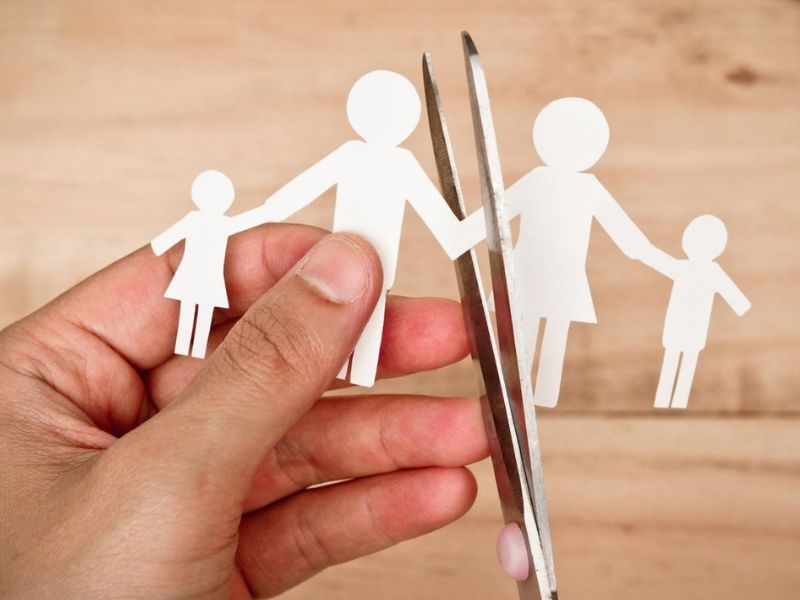Từ khóa chính: Thời gian giải quyết ly hôn thuận tình tại quận Cầu Giấy thành phố Hà Nội Từ khóa phụ: Thời gian giải quyết thủ tục ly hôn thuận tình tại quận Cầu Giấy thành phố Hà Nội, quy định của pháp luật về thuận tình ly hôn tại quận Cầu Giấy thành phố Hà Nội, quyết định công nhận thuận tình ly hôn tại quận Cầu Giấy thành phố Hà Nội có hiệu lực khi nào? Meta: Thời gian giải quyết ly hôn thuận tình tại quận Cầu Giấy thành phố Hà Nội kéo dài trong bao lâu? Quyết định công nhận thuận tình ly hôn tại quận Cầu Giấy thành phố Hà Nội khi nào thì có hiệu lực? Click chuột để tìm hiểu. Thời gian giải quyết ly hôn thuận tình tại quận Cầu Giấy thành phố Hà Nội kéo dài bao lâu? Thời gian giải quyết ly hôn thuận tình tại quận Cầu Giấy thành phố Hà Nội càng kéo dài lâu càng không hề có lợi cho cả đôi bên. Dây dưa không dứt, mệt mỏi về cả thể chất lẫn tinh thần vẫn chưa được chấm dứt được tình trạng hôn nhân. Vậy thực tế, nếu ly hôn thuận tình, đôi bên đều thống nhất đi đến quyết định trong hòa bình thì liệu thời gian xét duyệt sẽ mất bao lâu? Hãy cùng Luật Toàn Cầu giải đáp cụ thể qua bài viết dưới đây để có thêm những thông tin hữu ích, chuẩn bị sẵn sàng để bảo vệ quyền lợi của bản thân. 1.	Cập nhật thời gian giải quyết ly hôn thuận tình tại quận Cầu Giấy thành phố Hà Nội kéo dài bao lâu? Thời gian giải quyết ly hôn thuận tình sẽ cần phải chia thành nhiều giai đoạn khác nhau từ chuẩn bị hồ sơ, nộp lên tòa án, chờ tòa án thụ lý,... Thế nên, nếu chậm trễ sẽ khiến các giai đoạn phía sau cũng bị ảnh hưởng không nhỏ.   Hình 1. Thời gian giải quyết ly hôn thuận tình khác nhau ở từng tình huống 1.1. Hồ sơ cần chuẩn bị để ly hôn thuận tình tại quận Cầu Giấy thành phố Hà Nội Ly hôn thuận tình được pháp luật xếp vào vụ việc dân sự bởi không xuất hiện tranh chấp nhưng vẫn cần Tòa Án công nhận sự thỏa thuận giữa đôi bên và thực hiện chấm dứt quan hệ hôn nhân. Theo quy định của pháp luật về thuận tình ly hôn tại quận Cầu Giấy thành phố Hà Nội, vợ chồng đều cần chuẩn bị đầy đủ các loại giấy tờ, hồ sơ quan trọng như: -	Đơn yêu cầu công nhận thuận tình ly hôn nuôi con, chia tài sản khi ly hôn có xác nhận của phường xã. -	Bản sao công chứng chứng minh nhân dân/ căn cước công dân còn hiệu lực. -	Bản sao công chứng hộ khẩu của vợ chồng (Có thể thay thế bằng căn cước công dân hiện nay). -	Giấy xác nhận mâu thuẫn của vợ chồng. -	Bản gốc Giấy chứng nhận đăng ký kết hôn. -	Các tài liệu, chứng cứ khác chứng minh tài sản chung (bản sao có công chứng). -	Các giấy tờ, tài liệu khác. 1.2. Thời gian thụ lý đơn ly hôn thuận tình tại quận Cầu Giấy thành phố Hà Nội kéo dài bao lâu? Khi xem xét theo vụ việc dân sự, thời gian giải quyết ly hôn thuận tình tại quận Cầu Giấy thành phố Hà Nội sẽ kéo dài trong 03 ngày làm việc kể từ ngày nhận đơn và tài liệu, chứng cứ kèm theo. Sau đó, Chánh án Tòa án sẽ phân công cụ thể Thẩm phán chịu trách nhiệm giải quyết.   Hình 2. Thời gian thụ lý đơn ly hôn thuận tình kéo dài tối đa 10 ngày Trong trường hợp đơn yêu cầu ly hôn không đầy đủ nội dung cần thiết như ngày, tháng, năm làm đơn; tên Tòa án có thẩm quyền; vấn đề cụ thể cần Tòa án giải quyết; … thì trong vòng 07 ngày kể từ ngày nhận đơn, vợ chồng sẽ được Thẩm phán yêu cầu sửa đổi và bổ sung. Theo khoản 1 Điều 365 Bộ luật Tố tụng Dân sự năm 2015, sau khi thụ lý, Tòa án phải thông báo cho đương sự trong thời hạn 03 ngày làm việc kể từ ngày thụ ký đơn yêu cầu thuận tình ly hôn. Nếu vẫn không thực hiện thì Thẩm phán có thể trả lại đơn ly hôn thuận tình.  Đồng thời, theo khoản 4 Điều 363 Bộ luật Tố tụng Dân sự năm 2015, nếu thấy đơn yêu cầu đủ điều kiện thì Tòa án cũng cần thông báo đến vợ, chồng tiến hành nộp lệ phí trong thời hạn 05 ngày làm việc kể từ ngày nhận được thông báo. Nếu vợ, chồng thuộc diện được miễn hoặc không phải nộp lệ phí thì Thẩm phán có thể thụ lý ngay kể từ ngày nhận được đơn yêu cầu ly hôn. Như vậy, căn cứ vào các quy định của pháp luật thì thời gian giải quyết ly hôn thuận tình tại quận Cầu Giấy thành phố Hà Nội đủ để Thẩm phán thụ lý chỉ dao động từ 03 ngày đến 10 ngày. Còn thông báo nộp lệ phí sẽ giải quyết ngay trong 05 ngày kế tiếp. Nhìn chung, thời gian sẽ khá nhanh chóng nếu gặp phải các vấn đề phát sinh thêm như phân chia tài sản, cấp dưỡng, quyền nuôi con,... 2.	Thời gian để giải quyết xong thuận tình ly hôn tại quận Cầu Giấy thành phố Hà Nội là bao lâu? Tuy nhiên, khoảng thời gian 10 ngày chỉ mới là bước phân công Thẩm phán thụ lý đơn ly hôn thuận tình. Còn tiếp theo, để kết thúc hoàn toàn quan hệ hôn nhân hợp pháp, Tòa án còn cần phải thực hiện nhiều bước khác, khiến thời gian giải quyết ly hôn thuận tình tại quận Cầu Giấy thành phố Hà Nội kéo dài hơn. Theo khoản 1 Điều 366 Bộ luật tố tụng Dân sự năm 2015 thì thời hạn chuẩn bị xét đơn yêu cầu là 01 tháng, kể từ ngày Tòa án thụ lý đơn yêu cầu, trừ trường hợp Bộ luật này có quy định khác.   Hình 3. Thời hạn chuẩn bị xem xét đơn yêu cầu ly hôn thuận tình là 01 tháng Các công việc Tòa án sẽ thực hiện khi chấp nhận thụ lý đơn ly hôn thuận tình bao gồm:  -	Bước 1:  Nộp hồ sơ khởi kiện yêu cầu công nhận thuận tình ly hôn tại TAND quận/huyện nơi cư trú, làm việc của vợ hoặc chồng. -	Bước 2: Sau khi nhận đơn khởi kiện cùng hồ sơ hợp lệ Tòa án trong thời hạn 05 ngày làm việc Tòa án kiểm tra đơn và ra thông báo nộp tiền tạm ứng án phí cho Quý khách. -	Bước 3: Nộp tiền tạm ứng án phí dân sự sơ thẩm tại Chi cục thi hành án quận/huyện và nộp lại biên lai tiền tạm ứng án phí cho Tòa án. -	Bước 4: Trong thời hạn 15 ngày làm việc Tòa án tiến hành mở phiên hòa giải. -	Bước 5: Trong thời hạn 07 ngày kể từ ngày hòa giải không thành (không thay đổi quyết định về việc ly hôn) nếu các bên không thay đổi ý kiến Tòa án ra quyết định công nhận thuận tình ly hôn. Vậy quyết định công nhận thuận tình ly hôn tại quận Cầu Giấy thành phố Hà Nội có hiệu lực khi nào? Quyết định sẽ có hiệu lực ngay khi được ban hành và không bị kháng cáo, kháng nghị.   Hình 4. Nếu xuất hiện các tình tiết phức tạp sẽ khiến thời gian ly hôn kéo dài Nếu xuất hiện tình tiết phức tạp thì thời gian giải quyết ly hôn thuận tình tại quận Cầu Giấy thành phố Hà Nội cũng bị kéo dài nhưng không quá 1 tháng. Và sau khi đã ra phiên họp thì Tòa án bắt buộc phải mở trong thời hạn 15 ngày. Thế nên, ly hôn thuận tình thực sự kết thúc cần phải kéo dài từ 02 tháng đến 03 tháng tùy từng trường hợp.  Hy vọng, bài viết trên đây có thể giúp bạn nắm bắt chính xác về thời gian giải quyết thủ tục ly hôn thuận tình tại quận Cầu Giấy thành phố Hà Nội. Bằng cách chuẩn bị cho bản thân những kiến thức cần thiết, bạn có thể nắm thế chủ động trước tòa, không sợ bị lép vế và nhận về những phán quyết thua thiệt. Bên cạnh đó, đội ngũ luật sư dày dặn kinh nghiệm, đã thực chiến trong nhiều vụ án tại Luật Toàn Cầu cũng luôn sẵn sàng đồng hành cùng bạn. Chúng tôi sẽ trở thành người bạn đồng hành giúp thân chủ giành lại lợi ích hợp pháp của bản thân, tiếp thêm sức mạnh cho một tương lai tươi sáng phía trước, kết thúc cuộc hôn nhân không hạnh phúc. Hãy nhấc máy và gọi ngay qua số hotline để được tư vấn kỹ lưỡng hơn về thời gian giải quyết ly hôn thuận tình tại quận Cầu Giấy thành phố Hà Nội.  Quý khách có nhu cầu sử dụng dịch vụ luật sư ly hôn thuận tình, ly hôn đơn phương, ly hôn dành quyền nuôi con, ly hôn chia tài sản trọn gói tại quận Cầu Giấy thành phố Hà Nội , thành phố Thanh Hà Nội, quận Hoàng Mai, quận Đông Anh, Quận Hà Đông, quận Đống Đa, huyện Sóc Sơn, quận Bắc Từ Liêm, huyện Chương Mỹ, quận Long Biên ,huyện Ba Vì , Quận Hai Bà Trưng, quận Cầu Giấy, quận Thanh Xuân, huyện Gia Lâm, huyện Thanh Trì, huyện Thường Tín, huyện Hoài Đức , huyện Mê Linh, huyện Phú Xyên, huyện Thanh Oai,  quận nam Từ Liêm, quận Ba Đình, huyện Thạch Thất, huyện Ứng Hòa, huyện Mỹ Đức, huyện Quốc Oai , huyện Phúc Thọ, huyện Đan Phượng, quận Tây Hồ, thị xã Sơn Tây, quận Hoàn Kiếm khi ly hôn hãy nhấc máy gọi cho luật sư chúng tôi. Điện thoại: Luật sư Phạm Ngọc Trang : 0901.258.509 Email: luatsuphamngoctrang@gmail.com