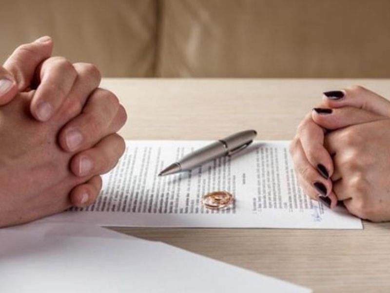 từ khóa chính: thủ tục ly hôn đơn phương tại quận Hoàng Mai thành phố Hà Nội có phức tạp không từ khóa phụ: các bước ly hôn đơn phương tại quận Hoàng Mai thành phố Hà Nội, ly hôn đơn phương tại quận Hoàng Mai thành phố Hà Nội cần giấy tờ gì Meta: Giải đáp chi tiết thủ tục ly hôn đơn phương có phức tạp không? Kinh nghiệm để quy trình ly hôn trở nên dễ dàng hơn. Click chuột để tìm hiểu.  Giải đáp thắc mắc: Thủ tục ly hôn đơn phương tại quận Hoàng Mai thành phố Hà Nội có phức tạp không? Thủ tục ly hôn đơn phương tại quận Hoàng Mai thành phố Hà Nội có phức tạp không chắc hẳn là băn khoăn của nhiều vợ chồng. Thế nhưng, nếu luật pháp đã khuyến khích vợ chồng nên giải quyết ly hôn bằng thỏa thuận hòa bình thì hẳn cũng có lý do. Bởi, ly hôn đơn phương sẽ cần phải nhờ đến sự tham gia của Tòa án để chấm dứt quan hệ hôn nhân, trải qua nhiều thủ tục pháp lý, chuẩn bị hàng loạt các loại hồ sơ, giấy tờ khác nhau, tốn kém về tiền bạc lẫn thời gian. Vì vậy, để quy trình ly hôn đơn phương diễn ra đơn giản, nhanh chóng và nhẹ nhàng hơn, Luật Toàn Cầu với đội ngũ luật sư dày dặn kinh nghiệm luôn sẵn sàng đồng hành cùng bạn! 1.	3 khó khăn khi thực hiện thủ tục ly hôn đơn phương tại quận Hoàng Mai thành phố Hà Nội Khi cả hai đã không còn thiện cảm với đối phương thì cũng chính là lý do chính đáng để phát sinh vô vàn những bất đồng quan điểm, dẫn đến những khó khăn khi thực hiện thủ tục ly hôn. Thế nên, để trả lời thủ tục ly hôn đơn phương tại quận Hoàng Mai thành phố Hà Nội có phức tạp không, đáp án chính là có. Chưa kể đến sự phức tạp của các bước ly hôn đơn phương tại quận Hoàng Mai thành phố Hà Nội mà chỉ riêng việc giải quyết những tranh chấp của vợ chồng, làm sao để đưa ra một quyết định vẹn cả đôi đường cũng đã tiêu tốn không ít thời gian.   Hình 1. Thủ tục ly hôn đơn phương sẽ phức tạp hơn nếu không có sự đồng thuận của đôi bên 1.1. Khó khăn về hồ sơ Để được tòa án xét duyệt và thực hiện giải quyết chấm dứt tình trạng hôn nhân, bạn sẽ cần chuẩn bị các loại giấy tờ. Vậy ly hôn đơn phương tại quận Hoàng Mai thành phố Hà Nội cần giấy tờ gì? Dưới đây là một vài loại hồ sơ cơ bản: -	Đơn xin ly hôn đơn phương; -	Giấy chứng nhận kết hôn; -	Giấy tờ tùy thân của hai vợ chồng; -	Giấy tờ chứng minh nơi cư trú của hai vợ chồng; -	Bản sao giấy khai sinh của các con chung. Vấn đề mấu chốt ở đây ảnh hưởng trực tiếp đến thủ tục ly hôn đơn phương tại quận Hoàng Mai thành phố Hà Nội có phức tạp không chính là nguyên đơn không những cần cung cấp giấy tờ về nhân thân của mình mà còn phải bao gồm cả giấy tờ nhân thân của đối phương. Mà đã là ly hôn đơn phương thì thường sẽ không có sự đồng thuận của bên còn lại.  Thế nên, làm sao đối phương có thể cung cấp giấy tờ nhân thân cho bạn? Điều này thực sự là vô cùng khó khăn nếu đôi bên cứ mãi dây dưa, không ai chịu lùi bước. Còn phía Tòa án cũng chỉ chấp nhận thụ lý và giải quyết hồ sơ ly hôn đơn phương đã đầy đủ giấy tờ. Nếu không sẽ bị yêu cầu bổ sung hoặc trả lại, không được xem xét giải quyết trong bất kỳ tình huống nào. 1.2. Khó khăn về thẩm quyền ly hôn đơn phương tại quận Hoàng Mai thành phố Hà Nội Pháp luật hiện hành cũng đã quy định cụ thể về thẩm quyền chấp thuận các vụ ly hôn. Nếu ly hôn thuận tình thì thẩm quyền có thể lựa chọn tại một trong hai nơi vợ chồng cự trú. Nhưng nếu ly hôn đơn phương thì thẩm quyền lại bắt buộc tại chính nơi bị đơn cư trú.    Hình 2. Tòa án chỉ chấp thuận ly hôn đơn phương khi có đủ giấy tờ Thế nên, nếu hai bên đã ly thân và có nơi cư trú xa nhau thì nguyên đơn sẽ tốn thời gian di chuyển để làm việc với Tòa án. Điều này đã khiến cho việc thực hiện các thủ tục ly hôn đơn phương tại quận Hoàng Mai thành phố Hà Nội có phức tạp không thực sự khó khăn hơn rất nhiều. Tuy nhiên, đó vẫn chưa là vấn đề nan giải nhất bởi trong một vài trường hợp, đối phương đã tìm cách rời khỏi nơi cư trú, thậm chí cắt đứt liên lạc hoặc thường xuyên chuyển địa điểm sống, khiến nguyên đơn không thể tìm thấy nơi ở chính xác để khởi kiện ra tòa.  1.3. Khó khăn khi có tranh chấp về tài sản. Thực tế, không chỉ tranh chấp về tài sản mới ảnh hưởng đến thủ tục ly hôn đơn phương tại quận Hoàng Mai thành phố Hà Nội có phức tạp không mà chỉ cần có xuất hiện tranh chấp ở bất kỳ khía cạnh nào cũng khiến quy trình trở nên kéo dài hơn. Trong thời kỳ vợ chồng còn hòa thuận và sống chung với nhau, việc tách bạch rạch ròi giữa các loại tài sản thường không được quá để tâm.   Hình 3. Nếu xảy ra tranh chấp thì thủ tục ly hôn đơn phương càng kéo dài Dẫn đến tài chung nhưng lại đứng tên một người còn tài sản riêng thì có thể đứng tên cả hai. Cùng với đó, thời điểm xảy ra các giao dịch cũng thường cách xa lúc ly hôn nên các bằng chứng cần thiết để nộp lên tòa cũng khó còn tồn tại. Vì vậy, quá trình chứng minh tài sản riêng cùng tài sản chung sẽ diễn ra rất lâu và tốn nhiều thời gian xử lý để mang đến một kết quả thuận tình cho cả đôi bên.  2.	Kinh nghiệm thực hiện thủ tục ly hôn đơn phương tại quận Hoàng Mai thành phố Hà Nội dễ dàng Chắc hẳn nội dung trên đã giúp bạn phần nào trả lời được thủ tục ly hôn đơn phương tại quận Hoàng Mai thành phố Hà Nội có phức tạp không. Để giúp bạn rút ngắn thời gian xử lý thủ tục ly hôn cũng như luôn chiếm thế thượng phong trước tòa, tự tin bảo vệ quyền lợi hợp pháp của bản thân thì dưới đây là 4 kinh nghiệm đắt giá không nên bỏ qua:  -	Chuẩn bị đầy đủ các giấy tờ để tránh trường hợp phải sửa đổi, bổ sung hồ sơ nhiều lần. -	Khi gặp phải trường hợp không thể cung cấp đủ hồ sơ, bạn cần có thể thử thu thập thông tin từ người thân của đối phương. Nếu vẫn không thể thực hiện được, bạn sẽ cần có giấy tờ thay thế như bản trích lục hoặc xác nhận của cơ quan có thẩm quyền tại địa phương. -	Xác định địa chỉ cư trú chính xác của bị đơn. Đây cũng là cơ sở để tòa án thực hiện giải quyết ly hôn đơn phương khi không có đủ hồ sơ.  -	Soạn thảo đơn xin ly hôn đơn phương có đầy đủ nội dung theo đúng quy định pháp luật.  -	Với tư cách là nguyên đơn, bạn cần có mặt theo đúng lịch triệu tập của Tòa án. Trong lần vắng mặt đầu tiên của cả nguyên đơn và bị đơn thì hoạt động tố tụng sẽ được hoãn. Tại lần lần làm việc thứ hai nếu bị đơn vắng mặt thì vụ án vẫn được giải quyết nhưng sự vắng mặt của nguyên đơn mà không có văn bản hoặc lý do chính đáng sẽ bị đình chỉ.   Hình 4. Kinh nghiệm đẩy nhanh tiến độ ly hôn đơn phương Như vậy, thủ tục ly hôn đơn phương có phức tạp hay không còn phụ thuộc bởi nhiều yếu tố khác nhau. Tuy nhiên, nếu bạn chưa có kinh nghiệm xử lý các tình huống khó khăn này thì hãy để Luật Toàn Cầu hỗ trợ. Với hơn 10 năm kinh nghiệm chinh chiến trong đủ các vụ ly hôn khó dễ khác nhau, chúng tôi tự tin giúp quý khách đạt được những thỏa thuận có lợi cho bản thân, giành lấy thành công trong trận chiến đầy căng thẳng này. Hãy nhấc máy và gọi ngay qua số hotline để được tư vấn chi tiết hơn về thủ tục ly hôn đơn phương tại quận Hoàng Mai thành phố Hà Nội có phức tạp không trong thời gian sớm nhất.  Quý khách có nhu cầu sử dụng dịch vụ luật sư ly hôn thuận tình, ly hôn đơn phương, ly hôn dành quyền nuôi con, ly hôn chia tài sản trọn gói tại quận Hoàng Mai thành phố Hà Nội , thành phố Thanh Hà Nội, quận Hoàng Mai, quận Đông Anh, Quận Hà Đông, quận Đống Đa, huyện Sóc Sơn, quận Bắc Từ Liêm, huyện Chương Mỹ, quận Long Biên ,huyện Ba Vì , Quận Hai Bà Trưng, quận Cầu Giấy, quận Thanh Xuân, huyện Gia Lâm, huyện Thanh Trì, huyện Thường Tín, huyện Hoài Đức , huyện Mê Linh, huyện Phú Xyên, huyện Thanh Oai,  quận nam Từ Liêm, quận Ba Đình, huyện Thạch Thất, huyện Ứng Hòa, huyện Mỹ Đức, huyện Quốc Oai , huyện Phúc Thọ, huyện Đan Phượng, quận Tây Hồ, thị xã Sơn Tây, quận Hoàn Kiếm khi ly hôn hãy nhấc máy gọi cho luật sư chúng tôi. Điện thoại: Luật sư Phạm Ngọc Trang Trang: 0901.258.509 Email: luatsuphamngoctrang@gmail.com