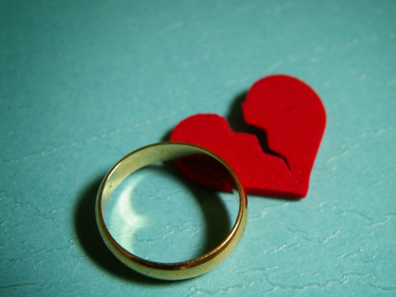 từ khóa chính: cách luật sư soạn hồ sơ ly hôn đơn phương tại thành phố Hà Nội từ khóa phụ: tư vấn giải quyết ly hôn đơn phương tại thành phố Hà Nội, luật sư tư vấn ly hôn đơn phương tại thành phố Hà Nội Meta: Tại sao cách luật sư soạn hồ sơ ly hôn đơn phương khoa học, bài bản lại quan trọng và cần được tìm hiểu kỹ càng? Click chuột để có câu trả lời xác đáng nhất. Chi tiết cách luật sư soạn hồ sơ ly hôn đơn phương tại thành phố Hà Nội Cách luật sư soạn hồ sơ ly hôn đơn phương tại thành phố Hà Nội đã không chỉ dừng lại ở việc chuẩn bị giấy tờ cần thiết mà còn mở ra con đường bảo vệ quyền lợi một cách toàn diện cho thân chủ. Nhờ sự chuyên nghiệp và am hiểu pháp luật, quá trình ly hôn đã không còn là gánh nặng mà trở nên nhẹ nhàng hơn bao giờ hết khi có sự sát cánh của một luật sư có tâm. Hãy để Luật Toàn Cầu cùng bạn vượt qua những khó khăn của một cuộc hôn nhân tan vỡ, chuẩn bị vẹn toàn mọi mặt từ pháp lý đến tâm lý cho một cuộc sống tươi đẹp hơn trong tương lai.  1.	Tại sao cần luật sư hỗ trợ soạn hồ sơ ly hôn đơn phương tại thành phố Hà Nội? Vậy tại sao cách luật sư soạn hồ sơ ly hôn đơn phương tại thành phố Hà Nội lại là vấn đề cần phải quan tâm tìm hiểu kỹ càng? Bởi đơn giản, ai mà chẳng muốn khi bản thân đã sẵn sàng chi tiền sử dụng dịch vụ thì cũng sẽ nhận được những giá trị tương xứng. Với cách chuẩn bị hồ sơ bài bản, khoa học, bạn sẽ nhận được những lợi ích nổi bật như:   Hình 1. Cách luật sư soạn hồ sơ ly hôn đơn phương chi tiết, khoa học 1.1. Bảo vệ quyền lợi tối đa của khách hàng Một trong những lợi ích quan trọng nhất khi có luật sư hỗ trợ trong ly hôn đơn phương là đảm bảo quyền lợi của bản thân. Luật sư sẽ xem xét kỹ càng các yêu cầu về quyền nuôi con, phân chia tài sản và trợ cấp tài chính, từ đó đưa ra những lập luận pháp lý chặt chẽ để bảo vệ lợi ích chính đáng của thân chủ. Bên cạnh đó, luật sư cần xác định các yếu tố có lợi và bất lợi chính xác, giúp thân chủ tránh các rủi ro pháp lý, đảm bảo quyền lợi tốt nhất. 1.2. Xử lý hồ sơ nhanh chóng và chính xác Một đội ngũ giàu kinh nghiệm sẽ biết cách luật sư soạn hồ sơ ly hôn đơn phương tại thành phố Hà Nội chính xác, tiết kiệm thời gian tối đa nhưng vẫn đảm bảo hiệu suất. Thực tế, khi ly hôn, vợ chồng cũng hoàn toàn có thể tự chuẩn bị các giấy tờ, hồ sơ cần thiết.    Hình 2. Luật sư sẽ giúp quy trình ly hôn diễn ra thuận lợi và nhanh chóng Tuy nhiên, với một “tay mơ” không có nhiều kiến thức về các thủ tục pháp lý cũng như quy định của pháp luật về thủ tục và quy trình ly hôn thì liệu sẽ mất thời gian bao lâu để hoàn thiện? Đặc biệt với những vụ án nhạy cảm như ly hôn, càng kéo dài lâu thì lại càng không có lợi gì cho cả hai, dây dưa không dứt, ảnh hưởng đến cuộc sống chính mình và người thân trong gia đình.  1.3. Giảm bớt căng thẳng trong quá trình pháp lý Quá trình ly hôn đơn phương thường kéo theo nhiều căng thẳng khiến tinh thần và cảm xúc luôn trong trạng thái mệt mỏi, quá tải. Thế nên, áp dụng cách luật sư soạn hồ sơ ly hôn đơn phương tại thành phố Hà Nội sẽ giúp bạn giảm bớt áp lực tâm lý, không cần phải quá lo lắng về các thủ tục phức tạp. Khách hàng hoàn toàn có thể tập trung vào việc ổn định cuộc sống cá nhân, không phải chịu áp lực từ các khía cạnh pháp lý của vụ ly hôn. 1.4. Hỗ trợ trong quá trình hòa giải và thương lượng Cùng với đó, luật sư còn đóng vai trò quan trọng trong các buổi hòa giải và thương lượng với phía bị đơn. Thay vì tự mình tham gia, bạn sẽ có luật sư tư vấn ly hôn đơn phương tại thành phố Hà Nội là người đại diện để thương lượng những điều khoản tốt nhất, từ quyền nuôi con đến phân chia tài sản.  2.	Chi tiết 4 bước luật sư thực hiện để soạn hồ sơ ly hôn đơn phương Tùy từng đơn vị mà cách luật sư soạn hồ sơ ly hôn đơn phương tại thành phố Hà Nội cũng có những khác biệt nhất định. Tuy nhiên dù có sự thay đổi nhưng đều cần phải có 4 bước cụ thể như sau:  2.1. Tư vấn ban đầu và đánh giá tình hình hôn nhân Bước đầu tiên trong cách luật sư soạn hồ sơ ly hôn đơn phương tại thành phố Hà Nội là tiến hành tư vấn sơ bộ ban đầu để khách hàng có thể hiểu rõ tình hình hôn nhân bao gồm nguyên nhân dẫn đến ly hôn, mong muốn về quyền nuôi con và phân chia tài sản.    Hình 3. Cách luật sư soạn hồ sơ ly hôn đơn phương cần phải thực sự bài bản Dựa trên thông tin khách hàng cung cấp, luật sư sẽ đánh giá khả năng thành công và đưa ra những lời khuyên, tư vấn giải quyết ly hôn đơn phương tại thành phố Hà Nội hữu ích. Ngoài ra, luật sư cũng sẽ cần phải giải thích kỹ lưỡng quy trình ly hôn đơn phương để khách hàng có cái nhìn rõ ràng về các bước sẽ diễn ra, thời gian dự kiến và các yếu tố có thể ảnh hưởng đến tiến trình xử lý. 2.2. Hướng dẫn chuẩn bị và thu thập tài liệu Tiếp đến, luật sư sẽ cung cấp danh sách các tài liệu cần thiết để soạn hồ sơ ly hôn đơn phương bao gồm giấy đăng ký kết hôn, giấy tờ tùy thân, sổ hộ khẩu, giấy khai sinh của con (nếu có) và các tài liệu chứng minh quyền sở hữu tài sản chung. Đây là cách luật sư soạn hồ sơ ly hôn đơn phương tại thành phố Hà Nội đầy đủ, đúng với quy định của pháp luật, hạn chế tình trạng phải sửa nhiều lần, tốn thời gian.  Ngoài ra, luật sư cũng sẽ hướng dẫn khách hàng cách công chứng hoặc xác nhận bản sao để đảm bảo tính pháp lý của tài liệu. Trong trường hợp khách hàng cần thu thập thêm các bằng chứng về vấn đề hôn nhân không hạnh phúc như bạo lực gia đình hoặc bỏ bê nghĩa vụ, luật sư sẽ tư vấn chi tiết về cách chuẩn bị và cung cấp tài liệu phù hợp. 2.3. Soạn thảo hồ sơ và đơn xin ly hôn chi tiết Một bước quan trọng khác trong cách luật sư soạn hồ sơ ly hôn đơn phương tại thành phố Hà Nội là soạn thảo đơn ly hôn với nội dung rõ ràng bao gồm lý do, các yêu cầu về quyền nuôi con, phân chia tài sản và nghĩa vụ chu cấp. Luật sư cần phải đảm bảo được tính chính xác và hợp pháp của mọi thông tin, tránh bị tòa yêu cầu sửa đổi bổ sung thậm chí là từ chối phán quyết.   Hình 4. Cách luật sư soạn hồ sơ ly hôn đơn phương gồm 4 bước quan trọng 2.4. Nộp hồ sơ và theo dõi tiến trình xử lý tại tòa án Bước cuối cùng trong cách luật sư soạn hồ sơ ly hôn đơn phương tại thành phố Hà Nội là tiến hành nộp hồ sơ giấy tờ tại tòa án có thẩm quyền phụ trách thường là tòa án nhân dân cấp huyện nơi bị đơn hoặc nguyên đơn cư trú. Sau khi nộp hồ sơ, luật sư sẽ theo dõi tiến trình xử lý, cập nhật tình trạng liên tục và sát sao để khách hàng kịp thời nắm bắt các thông tin quan trọng.  Như vậy, một tiến trình chuẩn bị hồ sơ giấy tờ bài bản, khoa học sẽ rút ngắn thời gian ly hôn nhanh chóng, hiệu quả, giúp thân chủ nhanh chóng trút bỏ gánh nặng và chuẩn bị cho một cuộc sống mới. Nếu bạn còn bất kỳ băn khoăn nào về cách luật sư soạn hồ sơ ly hôn đơn phương tại thành phố Hà Nội, bạn hãy gọi Luật Toàn Cầu ngay qua số hotline để được giải đáp trong thời gian sớm nhất.  Quý khách có nhu cầu sử dụng dịch vụ luật sư ly hôn thuận tình, ly hôn đơn phương, ly hôn dành quyền nuôi con, ly hôn chia tài sản trọn gói tại thành phố Hà Nội , thành phố Thanh Hà Nội, quận Hoàng Mai, quận Đông Anh, Quận Hà Đông, quận Đống Đa, huyện Sóc Sơn, quận Bắc Từ Liêm, huyện Chương Mỹ, quận Long Biên ,huyện Ba Vì , Quận Hai Bà Trưng, quận Cầu Giấy, quận Thanh Xuân, huyện Gia Lâm, huyện Thanh Trì, huyện Thường Tín, huyện Hoài Đức , huyện Mê Linh, huyện Phú Xyên, huyện Thanh Oai,  quận nam Từ Liêm, quận Ba Đình, huyện Thạch Thất, huyện Ứng Hòa, huyện Mỹ Đức, huyện Quốc Oai , huyện Phúc Thọ, huyện Đan Phượng, quận Tây Hồ, thị xã Sơn Tây, quận Hoàn Kiếm khi ly hôn hãy nhấc máy gọi cho luật sư chúng tôi. Điện thoại: Luật sư Phạm Ngọc Trang : 0901.258.509 Email: luatsuphamngoctrang@gmail.com