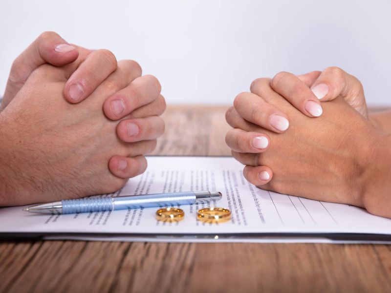 Từ khóa chính: lợi ích thuê luật sư ly hôn thuận tình tại quận Hà Đông thành phố Hà Nội Từ khóa phụ: lợi ích mời luật sư ly hôn thuận tình tại quận Hà Đông thành phố Hà Nội, luật sư tham gia giải quyết ly hôn thuận tình tại quận Hà Đông thành phố Hà Nội, ly hôn thuận tình tại quận Hà Đông thành phố Hà Nội có nên thuê luật sư không. Meta: Những lợi ích thuê luật sư ly hôn thuận tình giúp quy trình chuẩn bị thủ tục đơn giản hơn, đẩy nhanh tiến độ, bảo vệ lợi ích hợp pháp. Click chuột để tìm hiểu. Lợi ích thuê luật sư tư vấn ly hôn thuận tình tại quận Hà Đông thành phố Hà Nội có xứng đáng để cân nhắc? Lợi ích thuê luật sư ly hôn thuận tình tại quận Hà Đông thành phố Hà Nội mang đến cho thân chủ là gì? Có chỉ đơn giản là tư vấn các thủ tục pháp lý hay bảo vệ thân chủ trước tòa? Người ta vẫn thường nói luật sư chính là người bạn đồng hành thân cận nhất luôn sát cách cùng bạn mọi lúc mọi nơi, vừa là chỗ dựa tinh thần vừa giải quyết hiệu quả những gánh nặng về pháp lý. Vì vậy, hãy để Luật Toàn Cầu được cùng bạn vượt qua những khó khăn phía trước, chuẩn bị sẵn sàng cho một tương lai tốt đẹp hơn trong tương lai không xa.  1. 3 lợi ích thuê luật sư ly hôn thuận tình tại quận Hà Đông thành phố Hà Nội Người ta thường nói hôn nhân chính là đích đến của hạnh phúc, là khi ta được cùng nửa kia xây dựng một tổ ấm mới. Thế nhưng, cuộc sống vẫn luôn khắc nghiệt, đi ngược hoàn toàn với những gì ta mong đợi. Để rồi từ một cặp vợ chồng son mặn nồng, chúng ta lại phải đối mặt với nhau trong phiên tòa dưới tư cách là các bên đương sự giải quyết ly hôn.   Hình 1. Luật sư hỗ trợ ly hôn thuận tình mang đến nhiều lợi ích cho thân chủ Thủ tục đăng ký kết hôn có thể khá đơn giản khi chỉ cần đặt bút ký tên. Thế nhưng, thủ tục ly hôn lại không được như vậy. Bạn sẽ cần phải cung cấp vô vàn các loại hồ sơ, giấy tờ phức tạp, tham gia các buổi hòa giải, trao đổi để cuối cùng mới được tòa án xem xét chấm dứt quan hệ hôn nhân. Chính lúc này lợi ích thuê luật sư ly hôn thuận tình tại quận Hà Đông thành phố Hà Nội sẽ phát huy tối đa nhất.  Nhiều người vẫn còn giữ quan niệm ly hôn là chuyện riêng tư, không nên để người ngoài can thiệp. Thế nên, họ sẽ không có ý định nhờ đến sự hỗ trợ của luật sư tham gia giải quyết ly hôn thuận tình tại quận Hà Đông thành phố Hà Nội. Không hiểu biết về quy định của pháp luật, mơ hồ về các thủ tục, yêu cầu, họ sẽ khó có thể bảo vệ được quyền lợi hợp pháp trước tòa và tòa án cũng không giải quyết được triệt để vụ án. Có khi sau nhiều năm kể từ khi ly hôn nhưng tài sản chung vẫn còn “treo” ở đó và không thể được định đoạt và phân chia để sử dụng.   Hình 2. Lợi ích thuê luật sư ly hôn thuận bao gồm đảm bảo thủ tục chính xác, nhanh chóng Luật sư là người am hiểu sâu rộng những kiến thức về pháp luật, kinh nghiệm nhiều năm trong nghề, đã trực tiếp tham gia các vụ án tương tự. Từ kinh nghiệm tích lũy được, luật sư có thể nắm bắt sự tình nhanh chóng, hiểu rõ nguyện vọng của khách hàng và đủ khả năng để đưa ra cách giải quyết hợp tình hợp lý nhất.  Tóm lại, ly hôn thuận tình tại quận Hà Đông thành phố Hà Nội có nên thuê luật sư không? Câu trả lời chắc chắn là có. Những lợi ích thuê luật sư ly hôn thuận tình tại quận Hà Đông thành phố Hà Nội cụ thể có thể kể đến như: 1.1. Hỗ trợ hoàn thiện hồ sơ cũng như thủ tục tố tụng tại quận Hà Đông thành phố Hà Nội Một trong những lợi ích thuê luật sư ly hôn thuận tình tại quận Hà Đông thành phố Hà Nội chính là được hỗ trợ hoàn thiện hồ sơ cùng thủ tục từ A đến Z. Luật sư không chỉ đưa ra cách để giải quyết vấn đề mà còn hướng dẫn tận tình khách hàng hoàn thiện hồ sơ cũng như thực hiện chuẩn chỉnh các thủ tục tố tụng. Có thể mọi người cho rằng ly hôn thuận tình thì đơn giản, chỉ cần nộp đơn yêu cầu lên tòa án là xong.  Thế nhưng Đơn yêu cầu ly hôn cần có những nội dung gì? Lý do như thế nào? Nộp ở đâu? Cần kèm theo những giấy tờ, minh chứng gì? Đây không phải là những câu hỏi mà ai cũng có thể trả lời chính xác được. Tuy nhiên lại đều là những thông tin cần thiết phải nắm chắc.    Hình 3. Lợi ích thuê luật sư ly hôn thuận tình chính là bảo vệ được quyền lợi hợp pháp của bản thân Bởi những văn bản gửi đến Tòa án cần có nội dung rành mạch, lập luận chặt chẽ sẽ giúp Tòa hiểu rõ nguyện vọng của đương sự. Ngoài ra, các thủ tục tố tụng cũng phải được thực hiện đầy đủ, cẩn thận nhằm đảm bảo quyền và lợi ích bản thân. Nên lợi ích mời luật sư ly hôn thuận tình tại quận Hà Đông thành phố Hà Nội chính là để giải đáp những thắc mắc về mặt chuyên môn này. 1.2. Hướng dẫn phân chia tài sản Quy trình phân chia tài sản sau ly hôn chưa bao giờ đơn giản kể cả là ly hôn thuận tình. Khi yêu nhau, ai mà chẳng muốn dành cho đối phương những điều tốt đẹp nhất. Để rồi khi kết thúc lại muốn dành lại hết tất cả. Vì vậy, lợi ích thuê luật sư ly hôn thuận tình tại quận Hà Đông thành phố Hà Nội tiếp theo chính là hướng dẫn phân chia tài sản công bằng, tuân thủ quy định của pháp luật. Theo quy định của pháp luật, sau khi ly hôn, tài sản riêng vẫn thuộc quyền sở hữu của mỗi bên, còn tài sản chung sẽ được phân chia. Tuy nhiên, việc xác định tài sản chung và tài sản riêng vẫn luôn phức tạp. Đó là còn chưa kể quá trình chia tài sản chung còn phải tuân theo nhiều nguyên tắc, chẳng hạn như nguyên tắc bảo đảm quyền lợi cho mẹ và con hoặc dựa trên mức độ đóng góp của mỗi bên.    Hình 4. Luật sư sẽ hướng dẫn phân chia tài sản nhanh chóng, đúng theo quy định Nếu lựa chọn để Tòa án giải quyết, các bên sẽ phải chịu nhiều chi phí liên quan đến việc định giá và phân chia tài sản. Ngược lại, nếu tự thỏa thuận, thì lại khó có thể đảm bảo quyền lợi tối đa cho mỗi bên. Suy đi tính lại thì nhờ đến sự hỗ trợ từ Luật sư thì mọi vấn đề sẽ trở nên thuận lợi và nhanh chóng hơn rất nhiều. Và đây cũng là lợi ích thuê luật sư ly hôn thuận tình tại quận Hà Đông thành phố Hà Nội không thể bỏ qua. 1.3. Cung cấp bằng chứng và bảo vệ quyền nuôi con của thân chủ tại quận Hà Đông thành phố Hà Nội Trong các vụ ly hôn, bên cạnh vấn đề chia tài sản, quyền nuôi con cũng là mối quan tâm lớn của các bên liên quan. Nhưng Tòa án không phải lúc nào cũng có thể đánh giá toàn diện khi quyết định trao quyền nuôi con.  Nếu trong trường hợp cả hai bên đều đưa ra được các bằng chứng cho thấy họ có đủ điều kiện nuôi dưỡng tương đương thì Luật sư sẽ hỗ trợ khách hàng tìm thêm các bằng chứng mới và lập luận thuyết phục hơn. Lợi ích thuê luật sư ly hôn thuận tình tại quận Hà Đông thành phố Hà Nội này chính là điểm khác biệt khiến nhiều chấp nhận đầu tư để nhận được. Bởi thực tế, đối với các bậc cha mẹ thì chẳng có gì quý giá bằng con cái cả. 2. Luật Toàn Cầu – Đơn vị hỗ trợ giải quyết ly hôn thuận tình uy tín tại quận Hà Đông thành phố Hà Nội Công ty Luật Toàn Cầu với đội ngũ luật sư dày dặn kinh nghiệm, nhiệt huyết với nghề sẵn sàng mang đến cho bạn lợi ích thuê luật sư ly hôn thuận tình tại quận Hà Đông thành phố Hà Nội đáng kinh ngạc. Với kiến thức chuyên môn vững chắc trong lĩnh vực tư vấn pháp lý, Luật Toàn đầu đã nhận được sự tín nhiệm và ủng hộ của nhiều cá nhân, tổ chức cùng doanh nghiệp tại TP.HCM, Bình Dương, Đồng Nai, Tây Ninh, Bình Phước…..vv….. Chúng tôi mang đến dịch vụ tư vấn pháp lý ly hôn thuận tình chuyên nghiệp, giải quyết tranh chấp có lợi nhất cho thân chủ. Chỉ cần quý khách liên hệ, Luật Toàn Cầu sẽ giải đáp và tư vấn chi tiết 24/7 nhanh chóng, nhiệt tình. Vì vậy, hãy nhấn số và gọi đến hotline để được hỗ trợ chi tiết hơn về  lợi ích thuê luật sư ly hôn thuận tình tại quận Hà Đông thành phố Hà Nội tại Luật Toàn Cầu trong thời gian sớm nhất.  Quý khách có nhu cầu sử dụng dịch vụ luật sư ly hôn thuận tình, ly hôn đơn phương, ly hôn dành quyền nuôi con, ly hôn chia tài sản trọn gói tại quận Hà Đông thành phố Hà Nội , thành phố Thanh Hà Nội, quận Hoàng Mai, quận Đông Anh, Quận Hà Đông, quận Đống Đa, huyện Sóc Sơn, quận Bắc Từ Liêm, huyện Chương Mỹ, quận Long Biên ,huyện Ba Vì , Quận Hai Bà Trưng, quận Cầu Giấy, quận Thanh Xuân, huyện Gia Lâm, huyện Thanh Trì, huyện Thường Tín, huyện Hoài Đức , huyện Mê Linh, huyện Phú Xyên, huyện Thanh Oai,  quận nam Từ Liêm, quận Ba Đình, huyện Thạch Thất, huyện Ứng Hòa, huyện Mỹ Đức, huyện Quốc Oai , huyện Phúc Thọ, huyện Đan Phượng, quận Tây Hồ, thị xã Sơn Tây, quận Hoàn Kiếm khi ly hôn hãy nhấc máy gọi cho luật sư chúng tôi. Điện thoại: Luật sư Phạm Ngọc Trang : 0901.258.509 Email: luatsuphamngoctrang@gmail.com