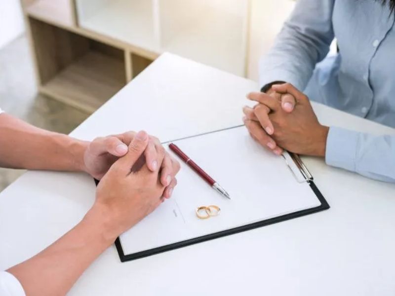 Từ khóa chính: Thời gian giải quyết ly hôn thuận tình tại huyện Quan Hóa tỉnh Thanh Hóa  Từ khóa phụ: Thời gian giải quyết thủ tục ly hôn thuận tình tại huyện Quan Hóa tỉnh Thanh Hóa , quy định của pháp luật về thuận tình ly hôn tại huyện Quan Hóa tỉnh Thanh Hóa , quyết định công nhận thuận tình ly hôn tại huyện Quan Hóa tỉnh Thanh Hóa  có hiệu lực khi nào? Meta: Thời gian giải quyết ly hôn thuận tình tại huyện Quan Hóa tỉnh Thanh Hóa  kéo dài trong bao lâu? Quyết định công nhận thuận tình ly hôn tại huyện Quan Hóa tỉnh Thanh Hóa  khi nào thì có hiệu lực? Click chuột để tìm hiểu. Thời gian giải quyết ly hôn thuận tình tại huyện Quan Hóa tỉnh Thanh Hóa  kéo dài bao lâu? Thời gian giải quyết ly hôn thuận tình tại huyện Quan Hóa tỉnh Thanh Hóa  càng kéo dài lâu càng không hề có lợi cho cả đôi bên. Dây dưa không dứt, mệt mỏi về cả thể chất lẫn tinh thần vẫn chưa được chấm dứt được tình trạng hôn nhân. Vậy thực tế, nếu ly hôn thuận tình, đôi bên đều thống nhất đi đến quyết định trong hòa bình thì liệu thời gian xét duyệt sẽ mất bao lâu? Hãy cùng Luật Toàn Cầu giải đáp cụ thể qua bài viết dưới đây để có thêm những thông tin hữu ích, chuẩn bị sẵn sàng để bảo vệ quyền lợi của bản thân. 1.	Cập nhật thời gian giải quyết ly hôn thuận tình tại huyện Quan Hóa tỉnh Thanh Hóa  kéo dài bao lâu? Thời gian giải quyết ly hôn thuận tình sẽ cần phải chia thành nhiều giai đoạn khác nhau từ chuẩn bị hồ sơ, nộp lên tòa án, chờ tòa án thụ lý,... Thế nên, nếu chậm trễ sẽ khiến các giai đoạn phía sau cũng bị ảnh hưởng không nhỏ.   Hình 1. Thời gian giải quyết ly hôn thuận tình khác nhau ở từng tình huống 1.1. Hồ sơ cần chuẩn bị để ly hôn thuận tình tại huyện Quan Hóa tỉnh Thanh Hóa  Ly hôn thuận tình được pháp luật xếp vào vụ việc dân sự bởi không xuất hiện tranh chấp nhưng vẫn cần Tòa Án công nhận sự thỏa thuận giữa đôi bên và thực hiện chấm dứt quan hệ hôn nhân. Theo quy định của pháp luật về thuận tình ly hôn tại huyện Quan Hóa tỉnh Thanh Hóa , vợ chồng đều cần chuẩn bị đầy đủ các loại giấy tờ, hồ sơ quan trọng như: -	Đơn yêu cầu công nhận thuận tình ly hôn nuôi con, chia tài sản khi ly hôn có xác nhận của phường xã. -	Bản sao công chứng chứng minh nhân dân/ căn cước công dân còn hiệu lực. -	Bản sao công chứng hộ khẩu của vợ chồng (Có thể thay thế bằng căn cước công dân hiện nay). -	Giấy xác nhận mâu thuẫn của vợ chồng. -	Bản gốc Giấy chứng nhận đăng ký kết hôn. -	Các tài liệu, chứng cứ khác chứng minh tài sản chung (bản sao có công chứng). -	Các giấy tờ, tài liệu khác. 1.2. Thời gian thụ lý đơn ly hôn thuận tình tại huyện Quan Hóa tỉnh Thanh Hóa  kéo dài bao lâu? Khi xem xét theo vụ việc dân sự, thời gian giải quyết ly hôn thuận tình tại huyện Quan Hóa tỉnh Thanh Hóa  sẽ kéo dài trong 03 ngày làm việc kể từ ngày nhận đơn và tài liệu, chứng cứ kèm theo. Sau đó, Chánh án Tòa án sẽ phân công cụ thể Thẩm phán chịu trách nhiệm giải quyết.   Hình 2. Thời gian thụ lý đơn ly hôn thuận tình kéo dài tối đa 10 ngày Trong trường hợp đơn yêu cầu ly hôn không đầy đủ nội dung cần thiết như ngày, tháng, năm làm đơn; tên Tòa án có thẩm quyền; vấn đề cụ thể cần Tòa án giải quyết; … thì trong vòng 07 ngày kể từ ngày nhận đơn, vợ chồng sẽ được Thẩm phán yêu cầu sửa đổi và bổ sung. Theo khoản 1 Điều 365 Bộ luật Tố tụng Dân sự năm 2015, sau khi thụ lý, Tòa án phải thông báo cho đương sự trong thời hạn 03 ngày làm việc kể từ ngày thụ ký đơn yêu cầu thuận tình ly hôn. Nếu vẫn không thực hiện thì Thẩm phán có thể trả lại đơn ly hôn thuận tình.  Đồng thời, theo khoản 4 Điều 363 Bộ luật Tố tụng Dân sự năm 2015, nếu thấy đơn yêu cầu đủ điều kiện thì Tòa án cũng cần thông báo đến vợ, chồng tiến hành nộp lệ phí trong thời hạn 05 ngày làm việc kể từ ngày nhận được thông báo. Nếu vợ, chồng thuộc diện được miễn hoặc không phải nộp lệ phí thì Thẩm phán có thể thụ lý ngay kể từ ngày nhận được đơn yêu cầu ly hôn. Như vậy, căn cứ vào các quy định của pháp luật thì thời gian giải quyết ly hôn thuận tình tại huyện Quan Hóa tỉnh Thanh Hóa  đủ để Thẩm phán thụ lý chỉ dao động từ 03 ngày đến 10 ngày. Còn thông báo nộp lệ phí sẽ giải quyết ngay trong 05 ngày kế tiếp. Nhìn chung, thời gian sẽ khá nhanh chóng nếu gặp phải các vấn đề phát sinh thêm như phân chia tài sản, cấp dưỡng, quyền nuôi con,... 2.	Thời gian để giải quyết xong thuận tình ly hôn tại huyện Quan Hóa tỉnh Thanh Hóa  là bao lâu? Tuy nhiên, khoảng thời gian 10 ngày chỉ mới là bước phân công Thẩm phán thụ lý đơn ly hôn thuận tình. Còn tiếp theo, để kết thúc hoàn toàn quan hệ hôn nhân hợp pháp, Tòa án còn cần phải thực hiện nhiều bước khác, khiến thời gian giải quyết ly hôn thuận tình tại huyện Quan Hóa tỉnh Thanh Hóa  kéo dài hơn. Theo khoản 1 Điều 366 Bộ luật tố tụng Dân sự năm 2015 thì thời hạn chuẩn bị xét đơn yêu cầu là 01 tháng, kể từ ngày Tòa án thụ lý đơn yêu cầu, trừ trường hợp Bộ luật này có quy định khác.   Hình 3. Thời hạn chuẩn bị xem xét đơn yêu cầu ly hôn thuận tình là 01 tháng Các công việc Tòa án sẽ thực hiện khi chấp nhận thụ lý đơn ly hôn thuận tình bao gồm:  -	Bước 1:  Nộp hồ sơ khởi kiện yêu cầu công nhận thuận tình ly hôn tại TAND quận/huyện nơi cư trú, làm việc của vợ hoặc chồng. -	Bước 2: Sau khi nhận đơn khởi kiện cùng hồ sơ hợp lệ Tòa án trong thời hạn 05 ngày làm việc Tòa án kiểm tra đơn và ra thông báo nộp tiền tạm ứng án phí cho Quý khách. -	Bước 3: Nộp tiền tạm ứng án phí dân sự sơ thẩm tại Chi cục thi hành án quận/huyện và nộp lại biên lai tiền tạm ứng án phí cho Tòa án. -	Bước 4: Trong thời hạn 15 ngày làm việc Tòa án tiến hành mở phiên hòa giải. -	Bước 5: Trong thời hạn 07 ngày kể từ ngày hòa giải không thành (không thay đổi quyết định về việc ly hôn) nếu các bên không thay đổi ý kiến Tòa án ra quyết định công nhận thuận tình ly hôn. Vậy quyết định công nhận thuận tình ly hôn tại huyện Quan Hóa tỉnh Thanh Hóa  có hiệu lực khi nào? Quyết định sẽ có hiệu lực ngay khi được ban hành và không bị kháng cáo, kháng nghị.   Hình 4. Nếu xuất hiện các tình tiết phức tạp sẽ khiến thời gian ly hôn kéo dài Nếu xuất hiện tình tiết phức tạp thì thời gian giải quyết ly hôn thuận tình tại huyện Quan Hóa tỉnh Thanh Hóa  cũng bị kéo dài nhưng không quá 1 tháng. Và sau khi đã ra phiên họp thì Tòa án bắt buộc phải mở trong thời hạn 15 ngày. Thế nên, ly hôn thuận tình thực sự kết thúc cần phải kéo dài từ 02 tháng đến 03 tháng tùy từng trường hợp.  Hy vọng, bài viết trên đây có thể giúp bạn nắm bắt chính xác về thời gian giải quyết thủ tục ly hôn thuận tình tại huyện Quan Hóa tỉnh Thanh Hóa . Bằng cách chuẩn bị cho bản thân những kiến thức cần thiết, bạn có thể nắm thế chủ động trước tòa, không sợ bị lép vế và nhận về những phán quyết thua thiệt. Bên cạnh đó, đội ngũ luật sư dày dặn kinh nghiệm, đã thực chiến trong nhiều vụ án tại Luật Toàn Cầu cũng luôn sẵn sàng đồng hành cùng bạn. Chúng tôi sẽ trở thành người bạn đồng hành giúp thân chủ giành lại lợi ích hợp pháp của bản thân, tiếp thêm sức mạnh cho một tương lai tươi sáng phía trước, kết thúc cuộc hôn nhân không hạnh phúc. Hãy nhấc máy và gọi ngay qua số hotline để được tư vấn kỹ lưỡng hơn về thời gian giải quyết ly hôn thuận tình tại huyện Quan Hóa tỉnh Thanh Hóa .  Quý khách có nhu cầu sử dụng dịch vụ luật sư ly hôn thuận tình, ly hôn đơn phương, ly hôn dành quyền nuôi con, ly hôn chia tài sản trọn gói tại huyện Quan Hóa tỉnh Thanh Hóa  , thành phố Thanh Hóa, thị xã Nghi Sơn, huyện Hoằng Hóa, huyện Thọ Xuân, huyện Triệu Sơn, huyện Quảng Xương, huyện Nông Cống, huyện Hậu Lộc, huyện Yên Định, huyện Thiệu Hóa, huyện Thạch Thành, huyện Nga Sơn, huyện Ngọc Lặc, huyện Hà Trung, huyện Cẩm thủy, thành phố Sầm Sơn, huyện Bá Thước, huyện Như Thanh, huyện Thường Xuân, huyện Vĩnh Lộc, huyện Như Xuân, thị xã Bỉm Sơn, huyện Lang Chánh, huyện Quan Hóa,  huyện Quan Sơn, huyện Mường Lát khi ly hôn hãy nhấc máy gọi cho luật sư chúng tôi. Điện thoại: Luật sư Phạm Ngọc Trang Trang: 0901.258.509 Email: luatsuphamngoctrang@gmail.com Website: luatsumiennam.vn