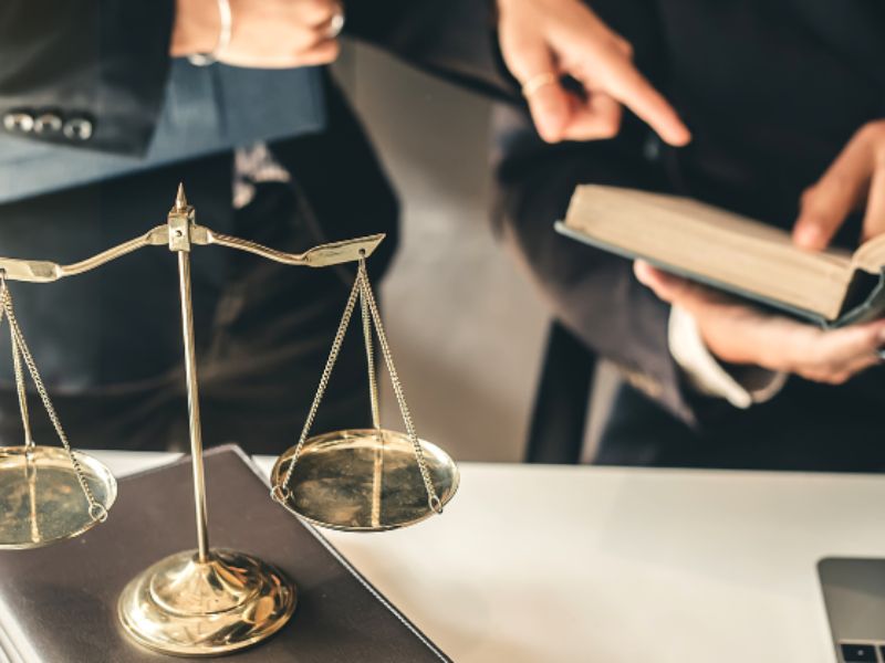 Từ khóa chính: thuê luật sư hỗ trợ ly hôn đơn phương tại quận Ba Đình thành phố Hà Nội Từ khóa phụ: ly hôn tại quận Ba Đình thành phố Hà Nội có cần thuê luật sư không, phí thuê luật sư hỗ trợ ly hôn đơn phương tại quận Ba Đình thành phố Hà Nội, thuê luật sư hỗ trợ ly hôn đơn phương giành quyền nuôi con tại quận Ba Đình thành phố Hà Nội, thuê luật sư ly hôn tại quận Ba Đình thành phố Hà Nội hết bao nhiêu tiền, dịch vụ ly hôn đơn phương trọn gói tại quận Ba Đình thành phố Hà Nội, chi phí thuê luật sư ly hôn tại quận Ba Đình thành phố Hà Nội không đồng thuận. Meta: 3 lưu ý quan trọng để thuê luật sư hỗ trợ ly hôn đơn phương xứng đáng với số tiền bỏ ra, nhận được những giá trị đúng với kỳ vọng. Click chuột để tìm hiểu.  Các lưu ý khi thuê luật sư hỗ trợ đơn phương ly hôn tại quận Ba Đình thành phố Hà Nội Thuê luật sư hỗ trợ ly hôn đơn phương tại quận Ba Đình thành phố Hà Nội là khoản đầu tư xứng đáng giúp bạn có thể nắm rõ quy định của pháp luật cũng như chiếm thế “thượng phong” trước tòa án. Bởi thực tế, hầu hết các cặp vợ chồng khi ra tòa đều vô cùng mơ hồ về luật Hôn nhân và gia đình. Thế nên, một luật sư dày dặn kinh nghiệm sẽ chính là người bạn đồng hành lý tưởng nhất cùng thân chủ trình diện trước tòa án và giành lại đủ lợi ích hợp pháp xứng đáng được nhận. Hãy cùng Luật Toàn Cầu bỏ túi bí quyết thuê luật sư uy tín, giúp thân chủ giải quyết nhanh chóng mọi vấn đề pháp lý qua bài viết dưới đây. 1.	Top 3 lưu ý quan trọng khi thuê luật sư hỗ trợ ly hôn đơn phương tại quận Ba Đình thành phố Hà Nội Tại sao có thể khẳng định ly hôn tại quận Ba Đình thành phố Hà Nội có cần thuê luật sư không thì câu trả lời chắc chắn là có. Bởi, như chúng ta cũng biết, quy trình ly hôn nếu không thể giải quyết bằng hòa bình, đồng thuận giữa hai bên mà phải nhờ đến Tòa án thì luôn phức tạp và tiêu tốn nhiều thời gian lẫn công sức. Trong cuộc sống tất bật bộn bề như hiện nay, để dành thời gian chuẩn bị các hồ sơ khởi kiện cần thiết, xin xác nhận của phường xã, đi đi lại lại thực sự không hề dễ dàng. Và luật sư sẽ là người thay mặt hoàn thành những công việc này cho thân chủ.   Hình 1. Thuê luật sư hỗ trợ ly hôn đơn phương là thực sự cần thiết Bởi vậy, vụ ly hôn đơn phương có kết quả như thế nào sẽ phụ thuộc phần lớn ở chính người luật sư mà bạn lựa chọn. Thế nên, bạn nên thực sự tìm hiểu kỹ càng, đặt niềm tin đúng chỗ cũng như bỏ túi 3 lưu ý quan trọng khi thuê luật sư hỗ trợ ly hôn đơn phương tại quận Ba Đình thành phố Hà Nội bao gồm: 1.1. Kinh nghiệm và chuyên môn của luật sư ly hôn tại quận Ba Đình thành phố Hà Nội Khi thuê luật sư hỗ trợ ly hôn đơn phương tại quận Ba Đình thành phố Hà Nội, yếu tố đầu tiên cũng quan trọng nhất cần quan tâm chính là kinh nghiệm cùng kỹ năng chuyên môn. Bạn nên ưu tiên những luật sư có kiến thức chuyên sâu về pháp luật Việt Nam liên quan đến hôn nhân gia đình, nắm rõ cách thức thực hiện đúng quy trình ly hôn. Một luật sư giỏi, có kinh nghiệm thực tế tốt sẽ biết cách đối phó với các vấn đề tiềm ẩn có thể phát sinh, đảm bảo quyền lợi cho thân chủ của mình.  1.2. Phản hồi từ khách hàng trước đó Thế nhưng, chúng ta đâu thể chỉ sử dụng cảm nhận của chính bản thân để đánh giá về chất lượng cũng như khả năng chuyên môn khi thuê luật sư hỗ trợ ly hôn đơn phương tại quận Ba Đình thành phố Hà Nội. Cho nên, một nguồn thông tin cực hữu ích và cần thiết mà bạn nên tham khảo chính là phản hồi từ khách hàng trước đó. Những đánh giá này sẽ cho bạn một cái nhìn thực tế hơn, sâu sắc hơn về dịch vụ tại đây.    Hình 2. Nên đánh giá khả năng chuyên môn của luật sư qua các nguồn thông tin đáng tin cậy Tuy nhiên cần đặc biệt lưu ý thông tin về dịch vụ ly hôn đơn phương trọn gói tại quận Ba Đình thành phố Hà Nội này cũng chỉ mang tính chất tham khảo, bởi suy cho cùng vẫn là đánh giá chủ quan từ một phía. Vì vậy, bạn cũng có thể tìm hiểu thêm về thành tích làm việc của luật sư như tỷ lệ thành công trong các vụ ly hôn phức tạp hoặc khả năng xử lý các tình huống khó khăn. 1.3. Thái độ và phương pháp làm việc cùng thân chủ Một luật sư giỏi không phải chỉ giỏi về kiến thức pháp lý mà còn phải giỏi về trí tuệ cảm xúc, về thái độ làm việc với khách hàng. Sau một cuộc hôn nhân tan vỡ, ai rồi cũng phải có những tổn thương to lớn ở sâu trong tâm hồn, gánh chịu những áp lực không tên từ mọi phía.    Hình 3. Một luật sư chuyên nghiệp cần có thái độ tốt với khách hàng Lúc này, luật sư sẽ trở thành người bạn tâm tình, lắng nghe những chia sẻ và cùng đồng hành để vượt qua khoảng thời gian khó khăn nhất nhì đời người này. Đó mới là giá trị xứng đáng khách hàng nhận được khi thuê luật sư hỗ trợ ly hôn đơn phương tại quận Ba Đình thành phố Hà Nội. 2. Cập nhật chi phí thuê luật sư ly hôn tại quận Ba Đình thành phố Hà Nội hết bao nhiêu tiền? Vậy chi phí thuê luật sư ly hôn hết bao nhiêu tiền? Thật sự rất khó để đưa ra một con số chính xác về phí thuê luật sư hỗ trợ ly hôn đơn phương tại quận Ba Đình thành phố Hà Nội. Bởi thực tế, mức phí này còn phải phụ thuộc nhiều vào mức độ phức tạp của vụ án lẫn tình hình tranh chấp thực tế.    Hình 4. Chi phí thuê luật sư ly hôn đơn phương phụ thuộc vào nhiều yếu tố khác nhau Như thuê luật sư hỗ trợ ly hôn đơn phương giành quyền nuôi con tại quận Ba Đình thành phố Hà Nội sẽ khác với tranh chấp tài sản. Hay thuê luật sư để tư vấn pháp lý cũng chênh lệch không nhỏ với bảo vệ thân chủ trước tòa. Thế nên, để được cập nhật báo giá chính xác nhất với tình huống hiện tại của bản thân, bạn vẫn nên nhờ đến sự hỗ trợ của các công ty luật uy tín, chuyên nghiệp.  Còn thông thường, theo báo giá hiện nay thì chi phí thuê luật sư ly hôn không đồng thuận tại quận Ba Đình thành phố Hà Nội sẽ vào khoảng trên dưới 10 triệu đồng cho mỗi vụ. Nhìn chung thì đây vẫn là con số hợp lý khi luật sư sẽ trực tiếp thay mặt thân chủ xử lý các loại giấy tờ, hồ sơ cần thiết và tham gia giành quyền lợi trên phiên tòa. Nếu có bất kỳ băn khoăn nào về dịch vụ thuê luật sư hỗ trợ ly hôn đơn phương tại quận Ba Đình thành phố Hà Nội, bạn hãy nhấc máy gọi ngay đến Luật Toàn Cầu để được hỗ trợ trong thời gian sớm nhất.  Quý khách có nhu cầu sử dụng dịch vụ luật sư ly hôn thuận tình, ly hôn đơn phương, ly hôn dành quyền nuôi con, ly hôn chia tài sản trọn gói tại quận Ba Đình thành phố Hà Nội , thành phố Thanh Hà Nội, quận Hoàng Mai, quận Đông Anh, Quận Hà Đông, quận Đống Đa, huyện Sóc Sơn, quận Bắc Từ Liêm, huyện Chương Mỹ, quận Long Biên ,huyện Ba Vì , Quận Hai Bà Trưng, quận Cầu Giấy, quận Thanh Xuân, huyện Gia Lâm, huyện Thanh Trì, huyện Thường Tín, huyện Hoài Đức , huyện Mê Linh, huyện Phú Xyên, huyện Thanh Oai,  quận nam Từ Liêm, quận Ba Đình, huyện Thạch Thất, huyện Ứng Hòa, huyện Mỹ Đức, huyện Quốc Oai , huyện Phúc Thọ, huyện Đan Phượng, quận Tây Hồ, thị xã Sơn Tây, quận Hoàn Kiếm khi ly hôn hãy nhấc máy gọi cho luật sư chúng tôi. Điện thoại: Luật sư Phạm Ngọc Trang A 0901.258.509 Email: luatsuphamngoctrang@gmail.com